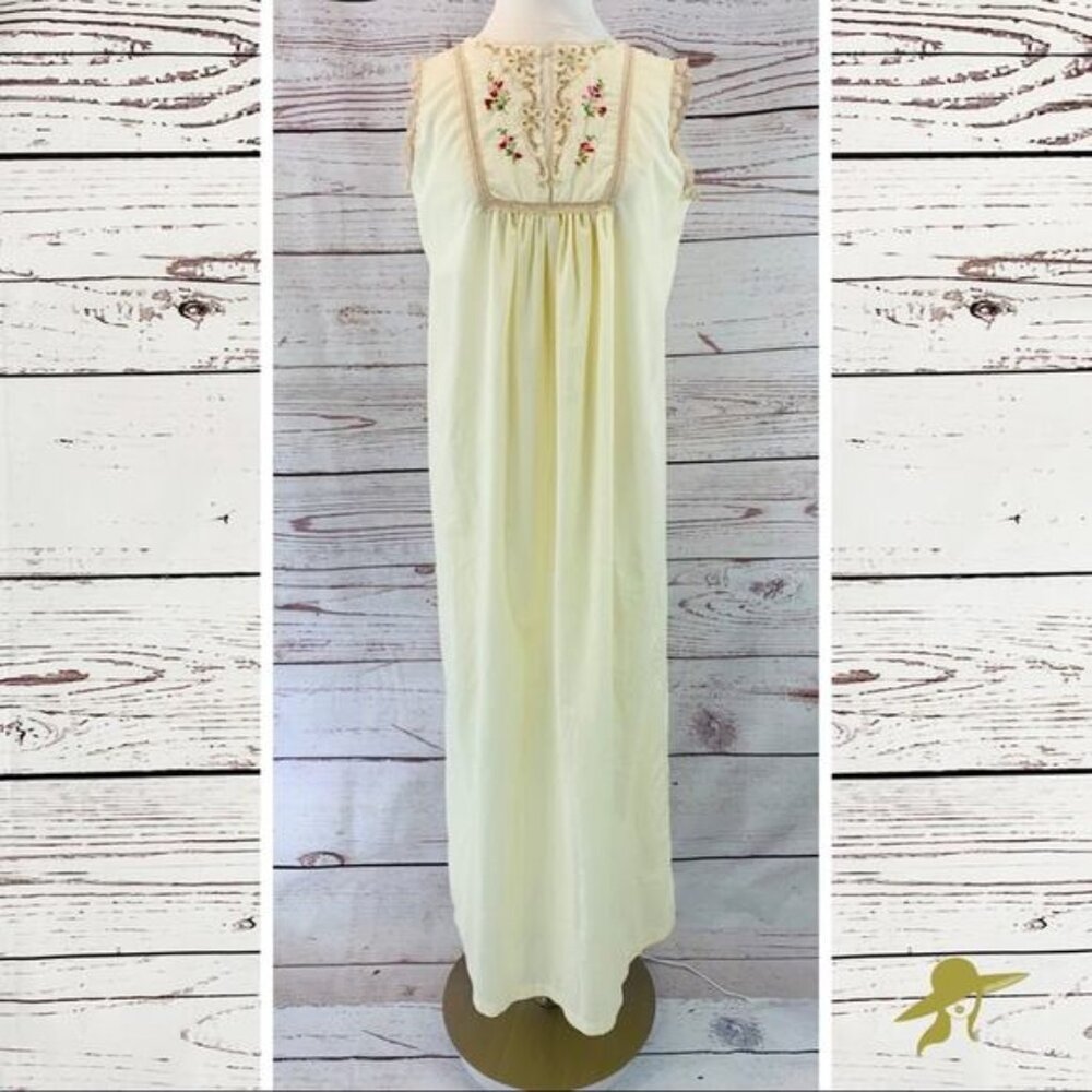Barbizon vintage nightgown embroidered front lace